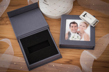 Hochzeit USB-Box mit Bildfenster.  Kunstleder Weiß, Schwarz.