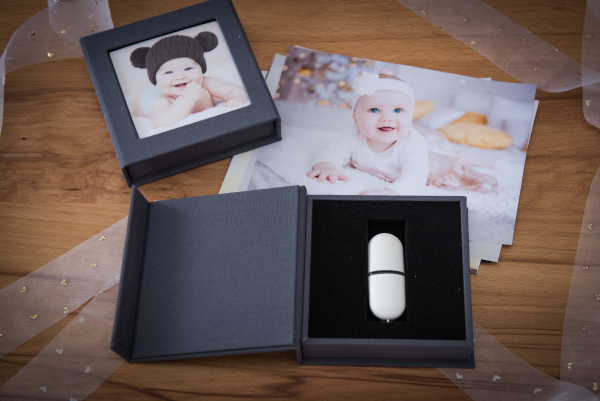 Hochzeit USB-Box mit Bildfenster.  Kunstleder Weiß, Schwarz.
